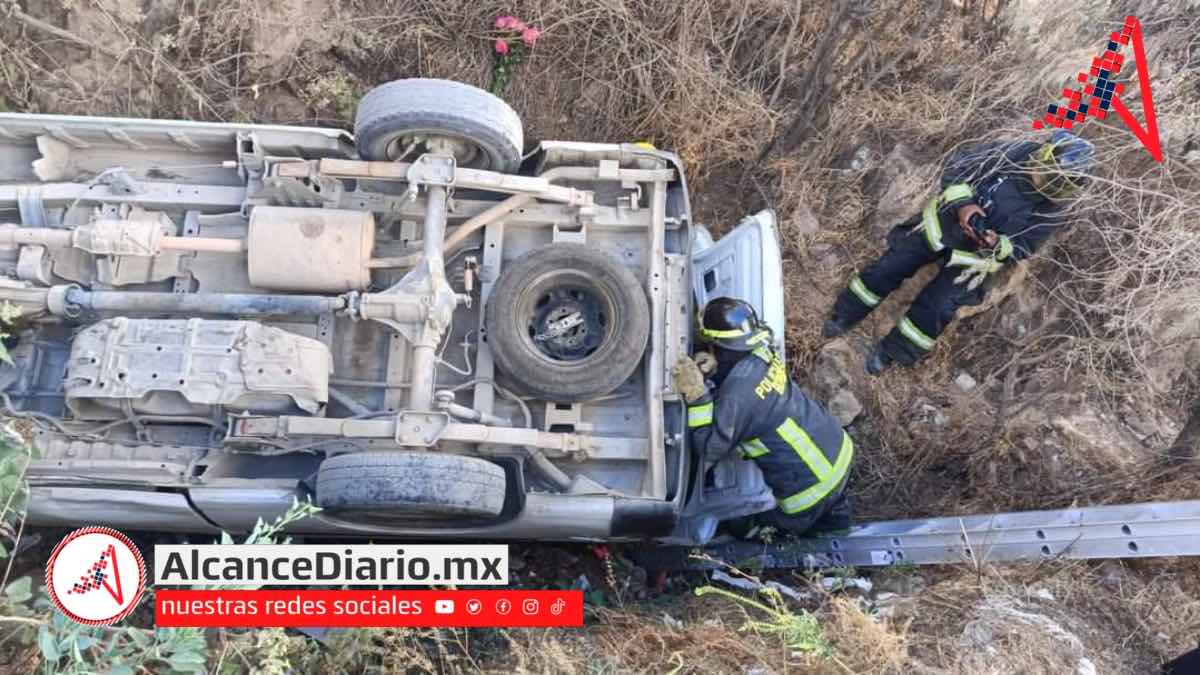 Combi en barranca de Amozoc-2