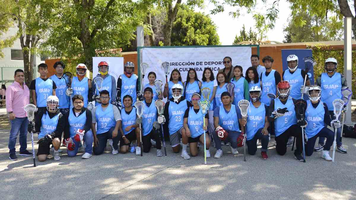 Entrega BUAP uniformes al equipo de lacrosse