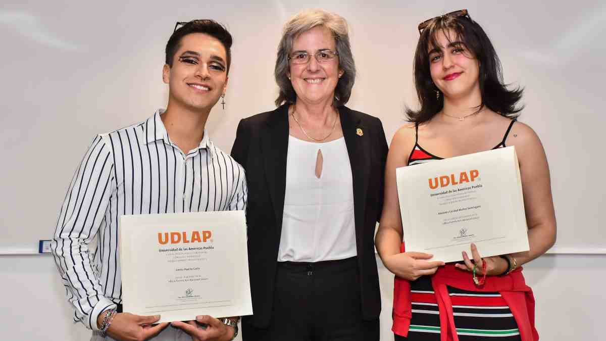Entrega de beca en la UDLAP