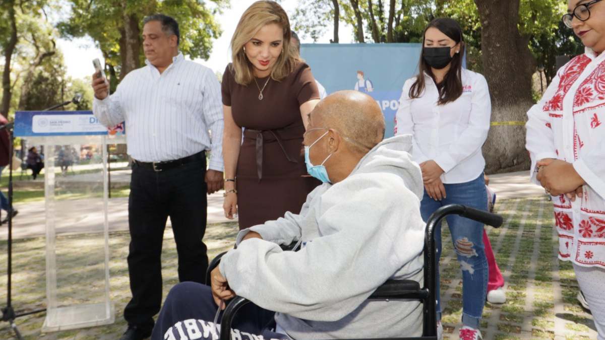 Entregan apoyos a personas con discapacidad
