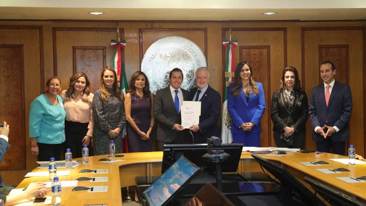 El reconocimiento entregado por Santiago Creel Miranda fue recibido por el regidor poblano del Partido Acción Nacional (PAN), Ricardo Grau de la Rosa, por su apoyo a los seleccionados del Fútbol para Ciegos.