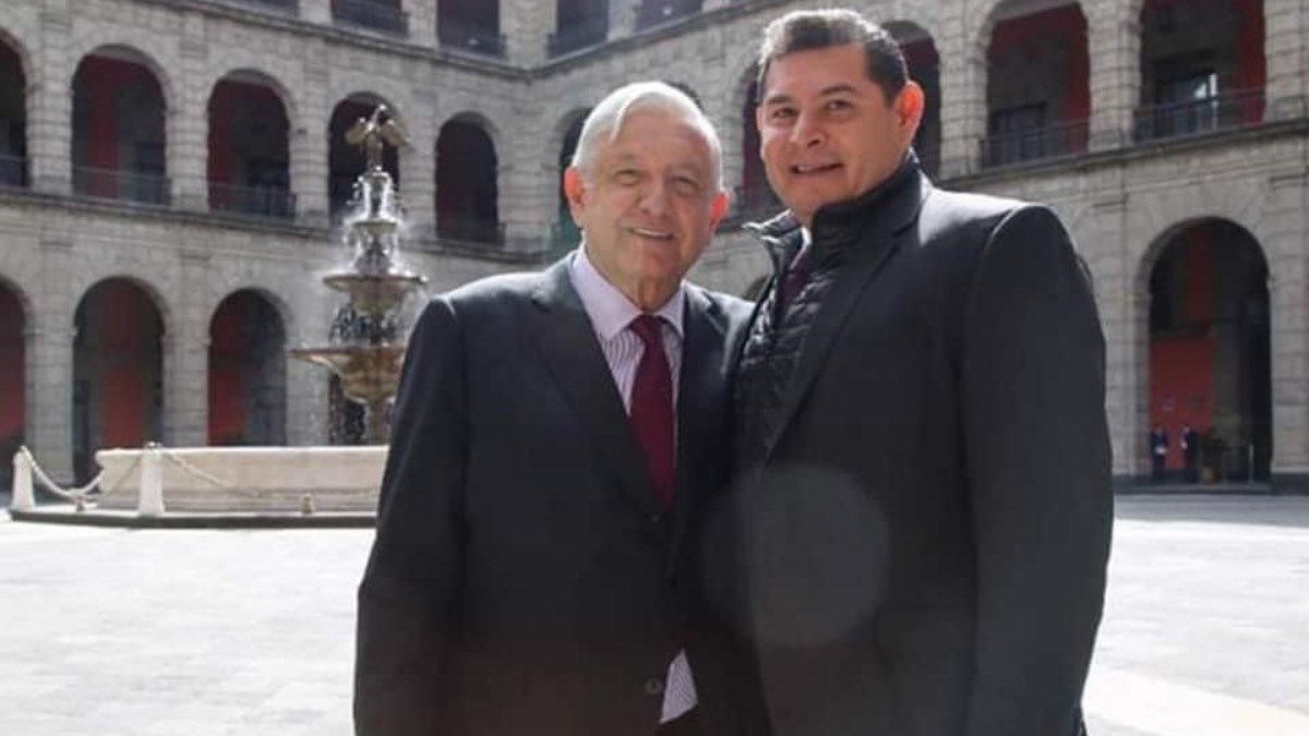 Alejandro Armenta Mier, presidente del Senado de la República, y el Partido Morena, lideran las preferencias electorales rumbo a los comicios de 2024, cuando se elegirá a gobernador en Puebla, reveló la última encuesta publicada por Consulta Mitofsky en el diario El Economista. En la imagen posa junto a AMLO en Palacio Nacional. Foto: Especial