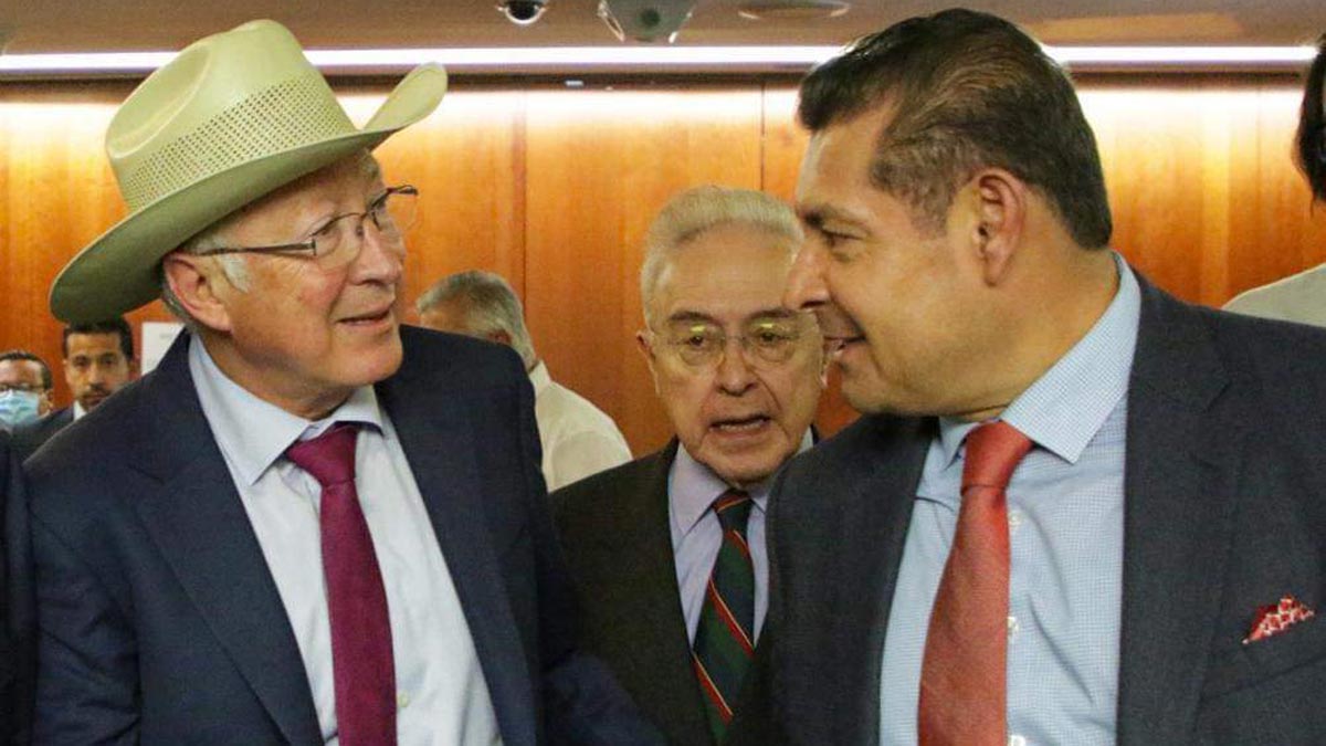 Alejandro Armenta y Ken Salazar, embajador de EU
