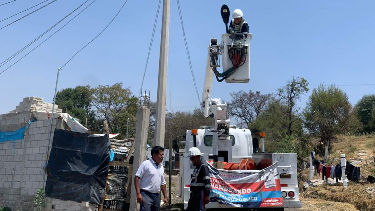 Instalan alumbrado en la colonia Escritores