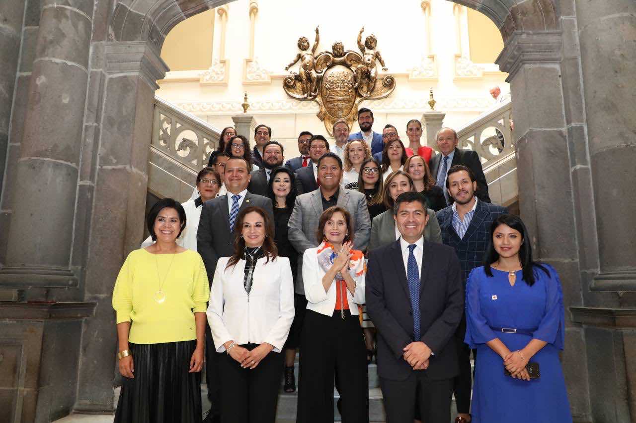 ÁNGELES MASTRETTA ES CONDECORADA CON LA PRESEA PUEBLA DE ZARAGOZA (2)
