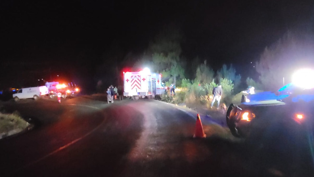 Cae coche en barranca de Zinacatepec, mueren tres personas