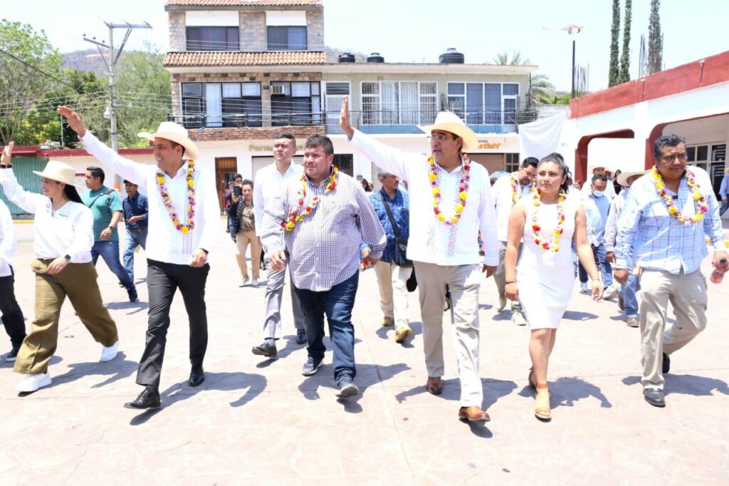 Edil de Piaxtla junto al gobernador de Puebla Sergio Salomón Céspedes