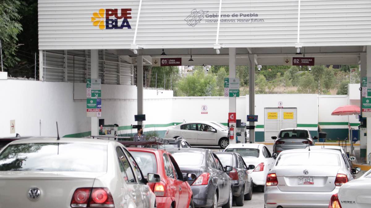 Cierran la lateral de la Recta a Cholula en protesta por verificación vehicular