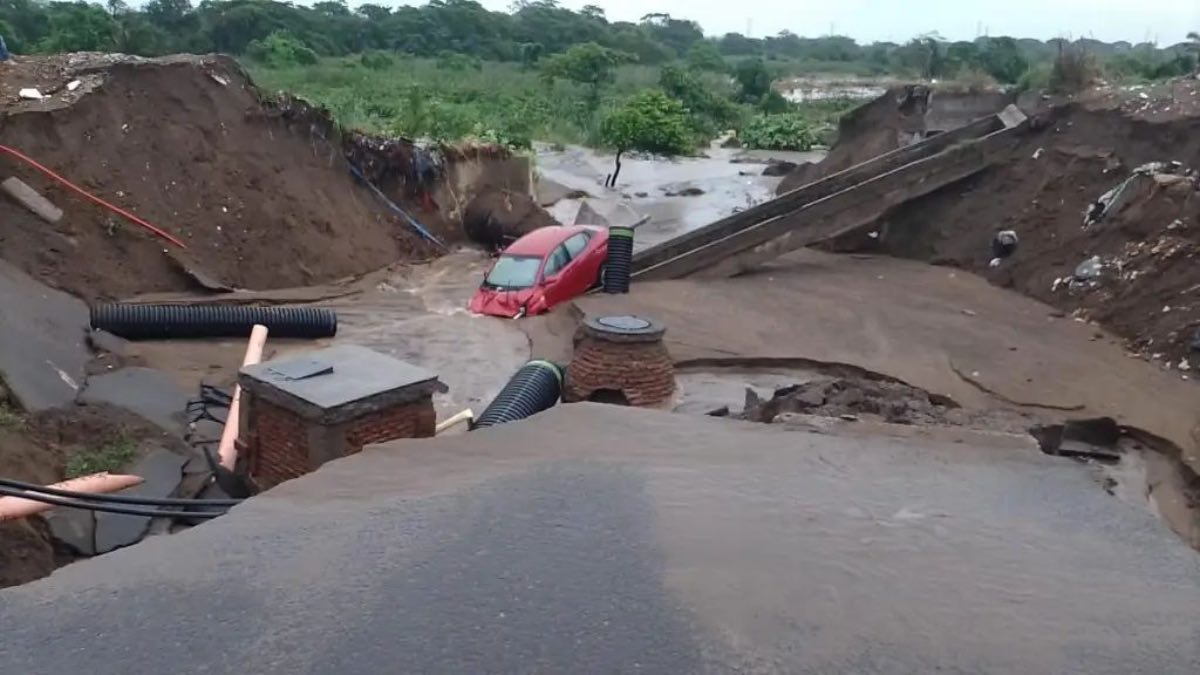Fuertes lluvias en Veracruz provocan “mega socavones” en vialidades