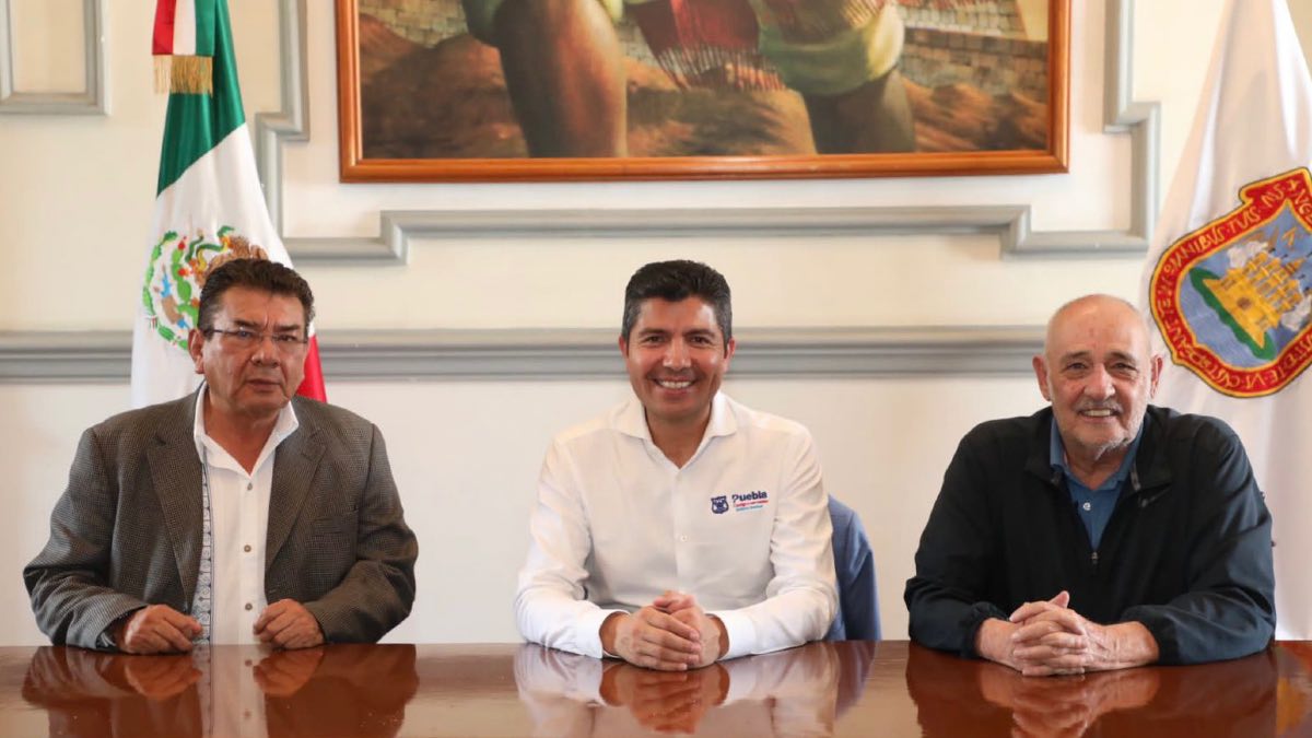 Media Lalo Rivera con líderes de Antorcha y la 28 de Octubre por conflicto en Mercado de Amalucan