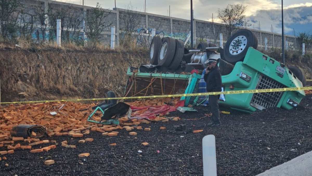 Muere conductor de camión de ladrillos tras volcadura en la México-Puebla