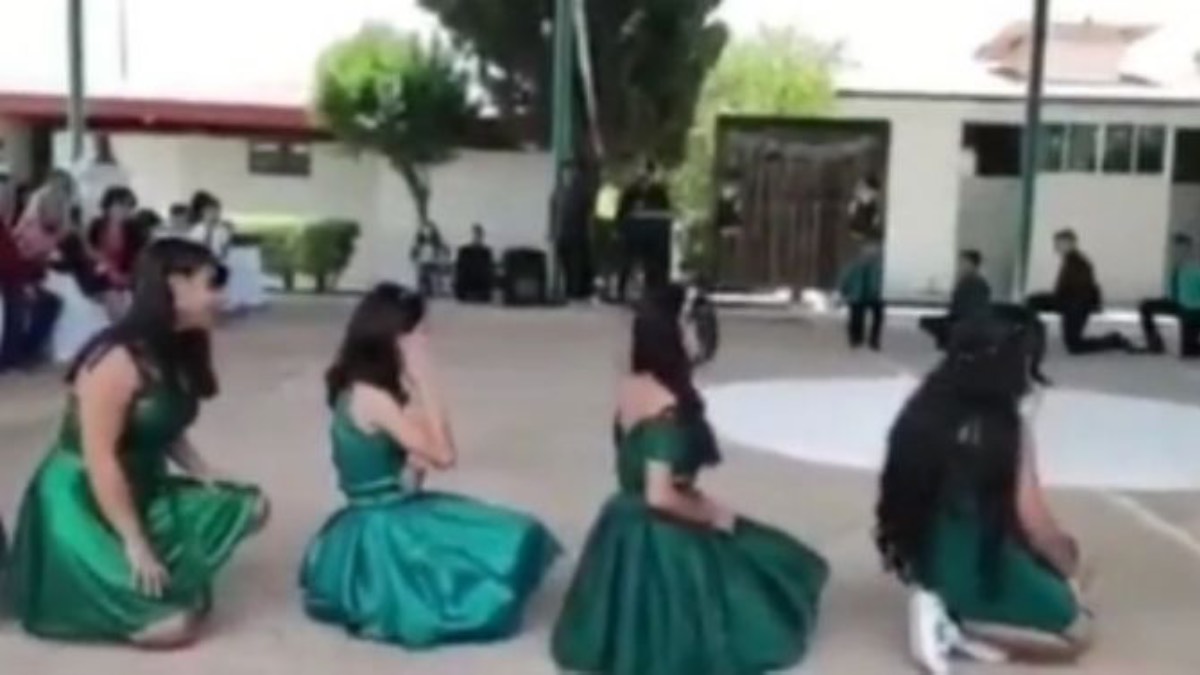 ¡Peso Pluma hasta en las graduaciones!, jóvenes bailan “Ella baila sola” como vals