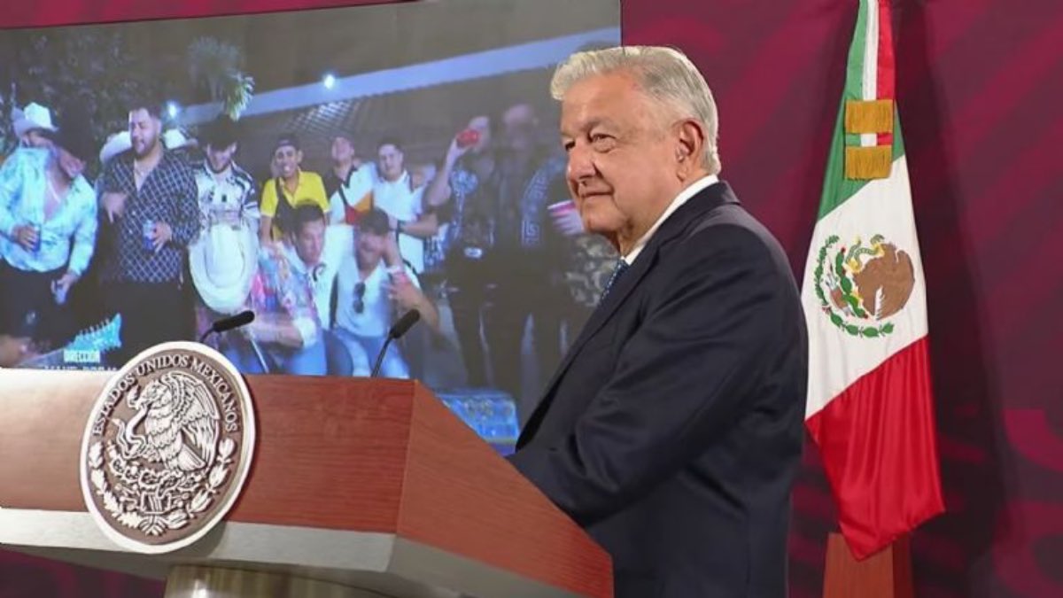 ¿Grupo Firme en La mañanera? AMLO le canta a columnistas ‘Ya supérame’