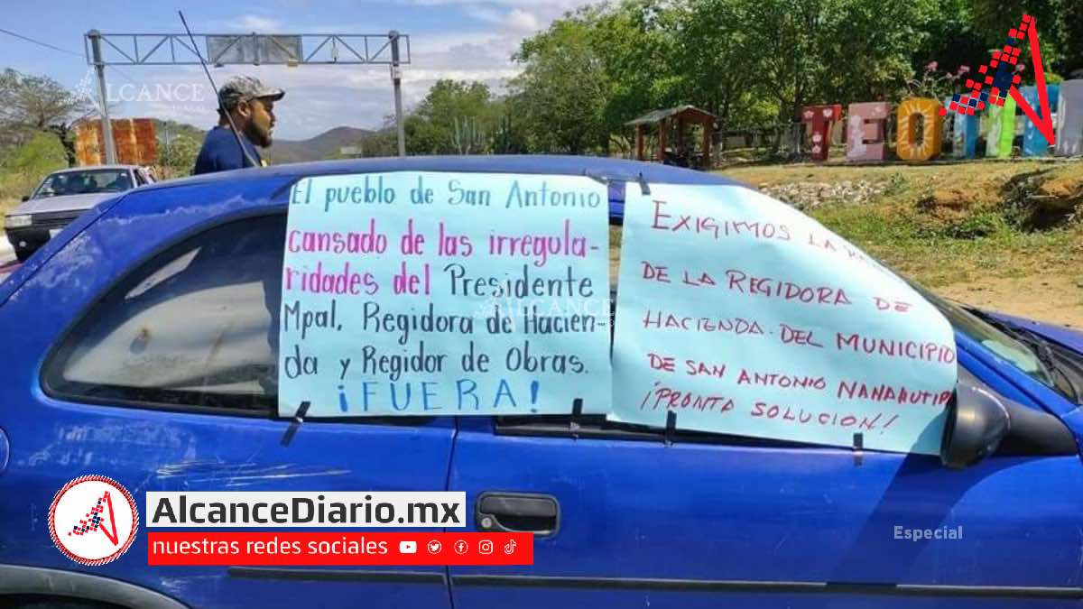 Cierran carretera Tehuacán-Teotitlán por malos manejos del Ayuntamiento de Nanahuatípam