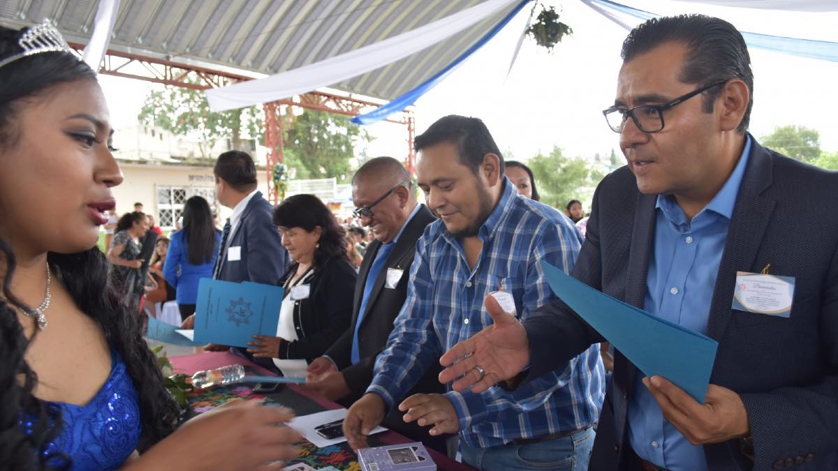 Exhortan a graduados de San Salvador El Seco a seguir estudiando