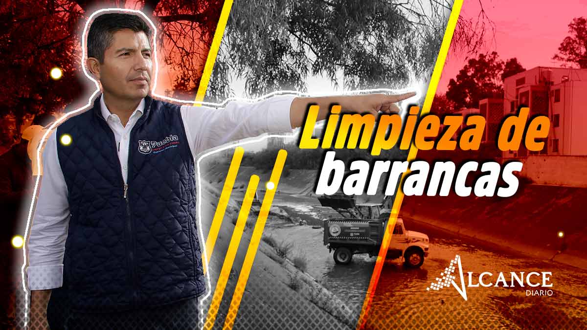 Eduardo Rivera durante la limpieza de una barranca