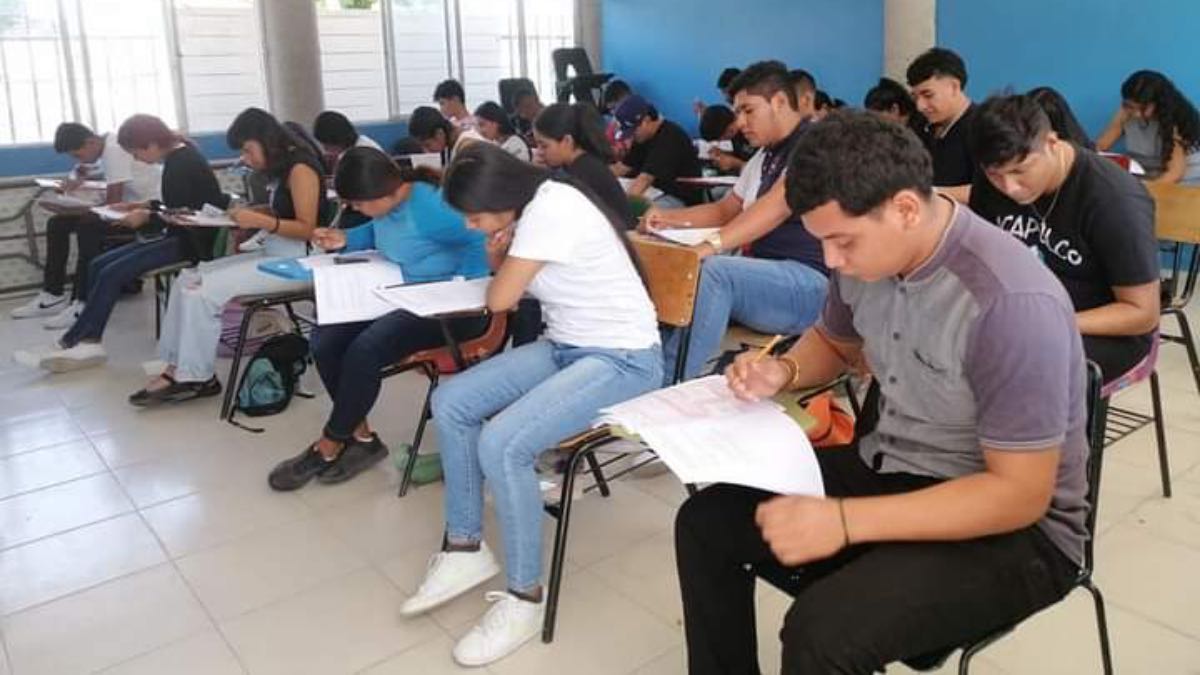 Realiza examen de admisión la Normal “Mixteca Baja” de Tecomatlán