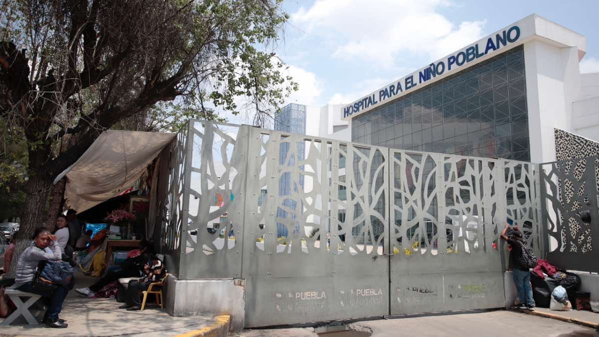 Tras retiro de casas de campaña en Hospital del Niño Poblano gobernador pide usar albergue