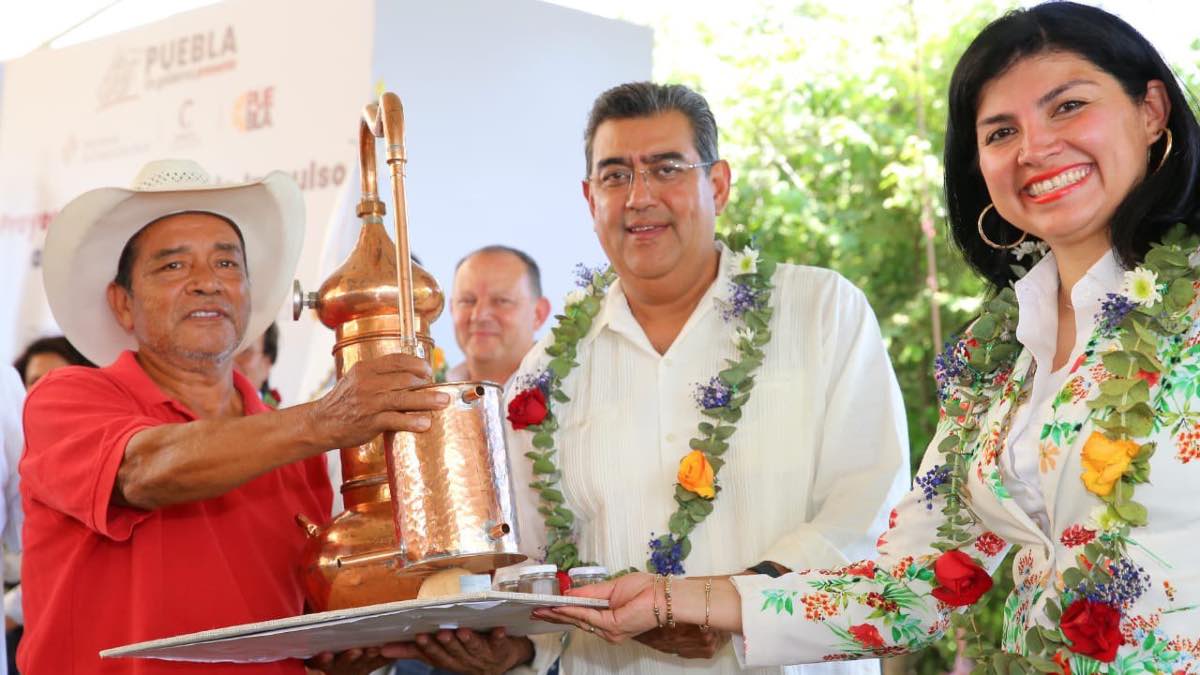 Apoya Sergio Salomón a productores de mezcal en Chiautla