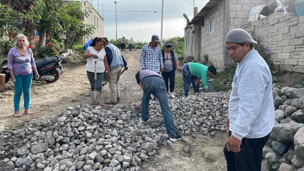 Vecinos trabajando en conjunto (25 de agosto). Fotografía: Especial