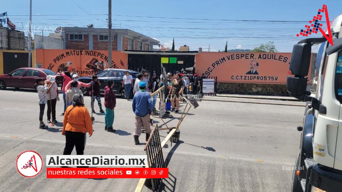 Cierran federal a Tehuacán para pedir apoyo por inundación de Primaria Aquiles Serdán