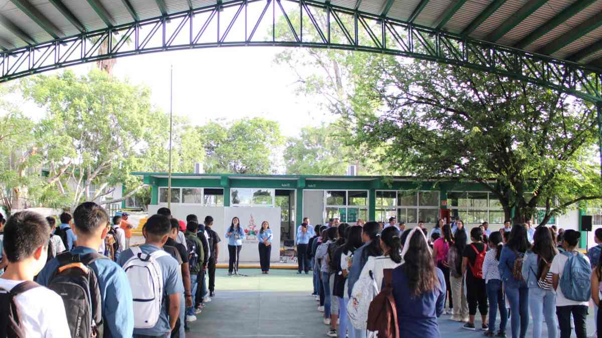 Docentes dando la bienvenida a los estudiantes (24 de agosto). Fotografía: Especial