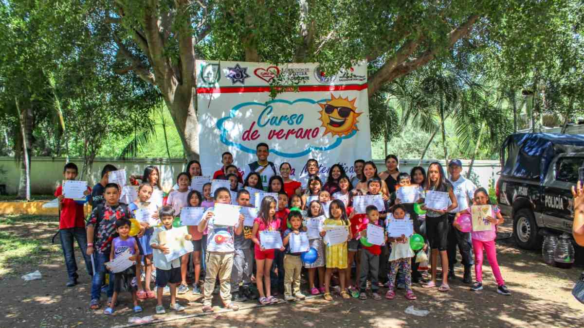 Alcaldesa, estudiantes y maestros reunidos en la clausura (21 de agosto). Fotografía: Especial