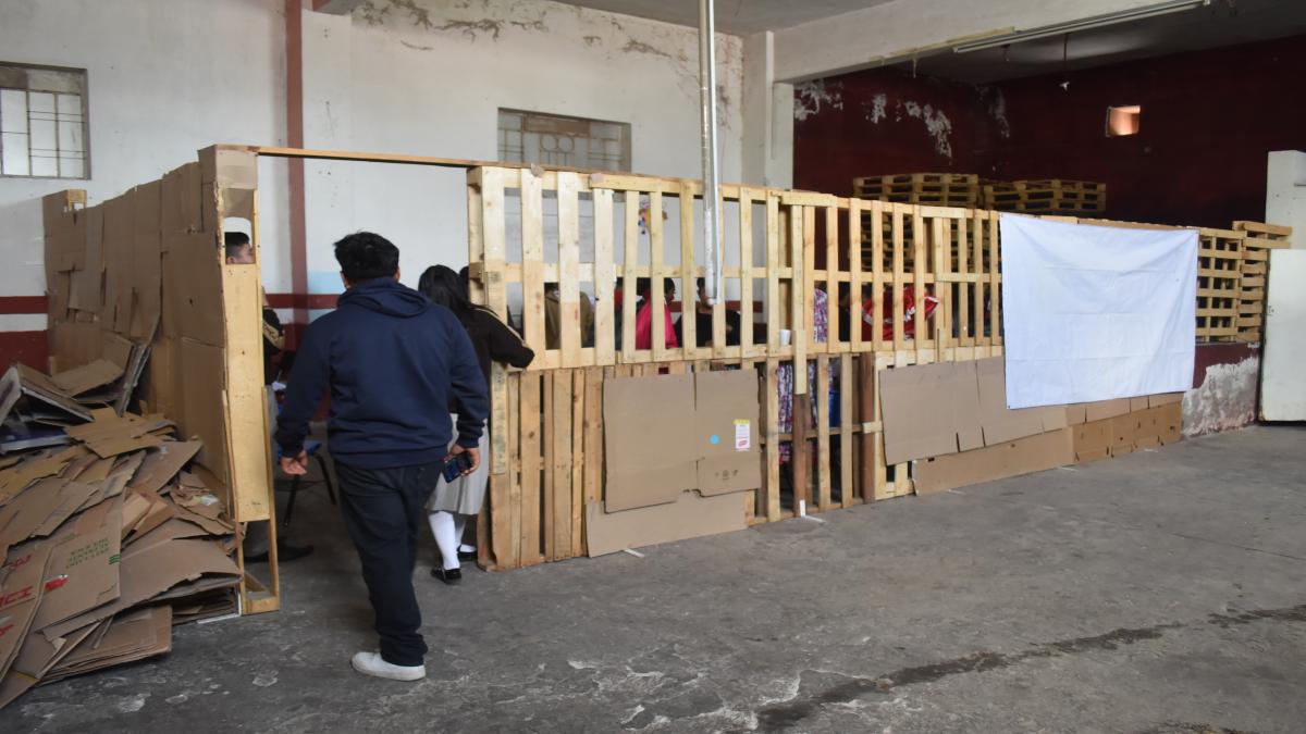 Estudiantes tomando clases en espacios inadecuados a falta de instalaciones (06 de agosto). Fotografía: Especial