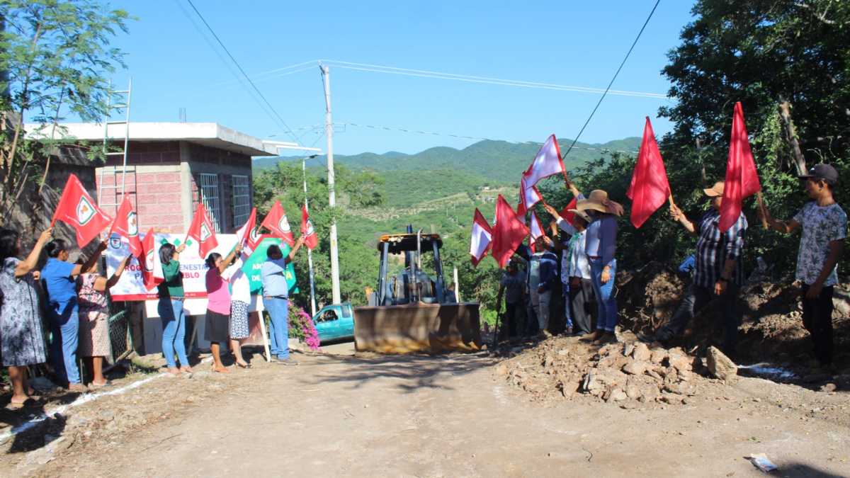 Dan banderazo de inicio a la obra de pavimentación (15 de agosto). Fotografía: Especial
