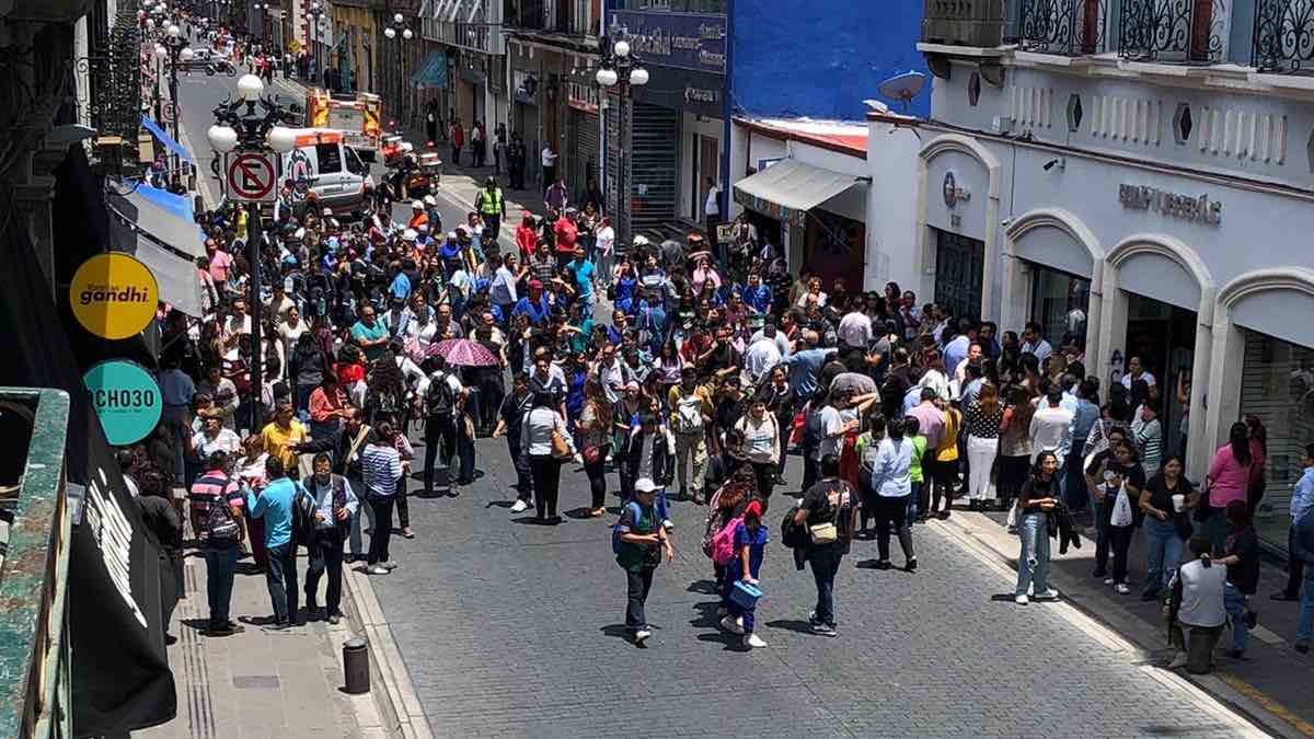 Por presunta fuga de gas, evacuan comercios en Reforma en el Centro Histórico