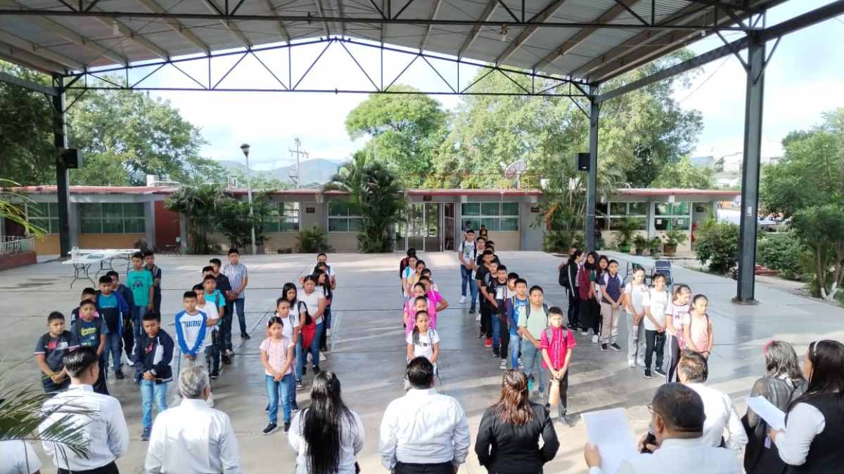 Autoridades educativas dando la bienvenida a los estudiantes (28 de agosto). Fotografía: Especial