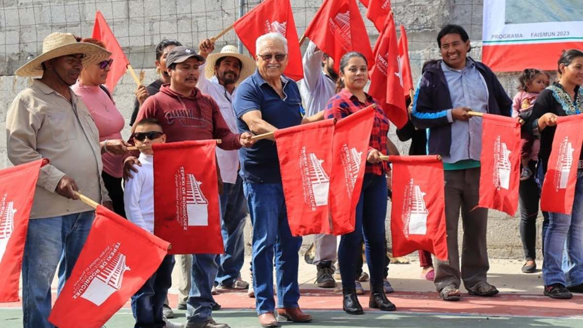 Techarán parte de la plaza principal de Cañada Coyote en Tepexi