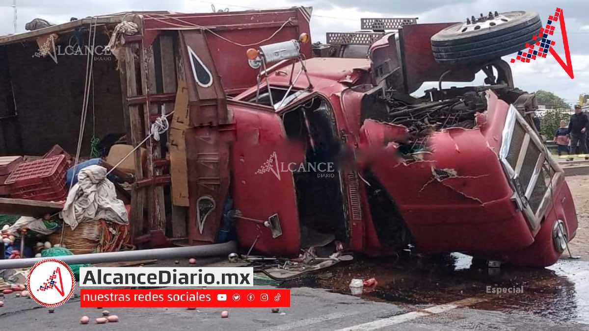 Un muerto y cuatro heridos por choque entre torton y vehículo en Tecamachalco
