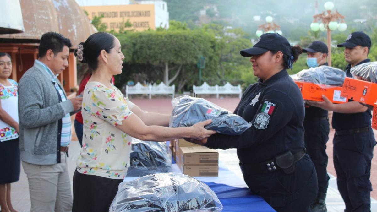 Los policías recibieron uniformes, calzado, equipo de radiocomunicación y chalecos antibalas (19 de septiembre). Fotografía: Especial