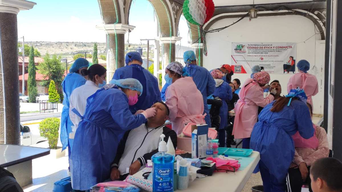 Alumnos y doctores de la BUAP, llevaron a cabo jornadas gratuitas de salud bucal en la cabecera municipal de Cañada Morelos y la Junta Auxiliar San José Ixtapa.