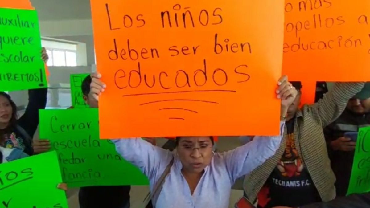Padres de familia protestando en el CIS (12 de septiembre). Fotografía: Especial