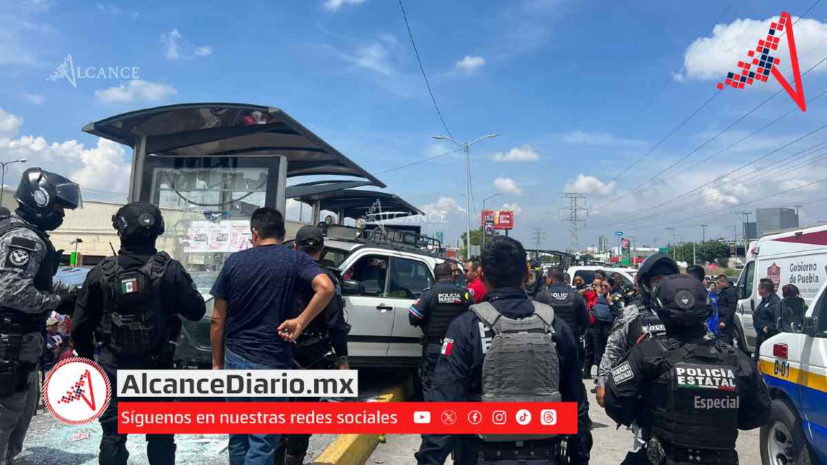 Camioneta se lleva el paradero del Mercado Independencia; hay varios lesionados