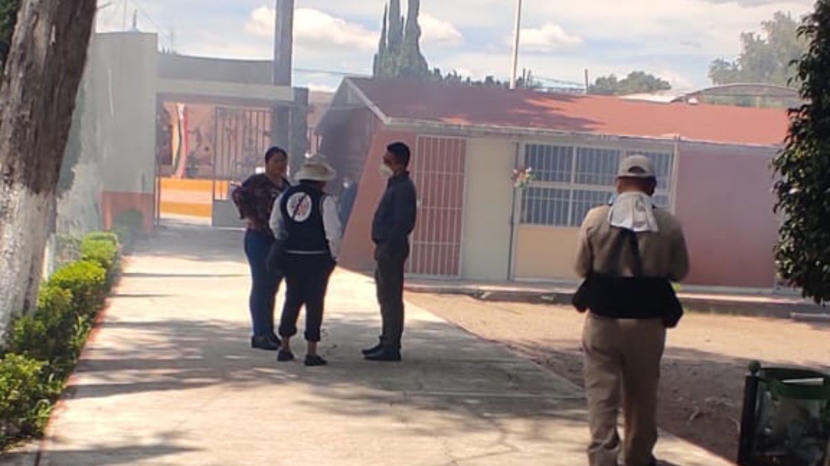 Trabajos de fumigación en el bachillerato (11 de septiembre). Fotografía: Especial