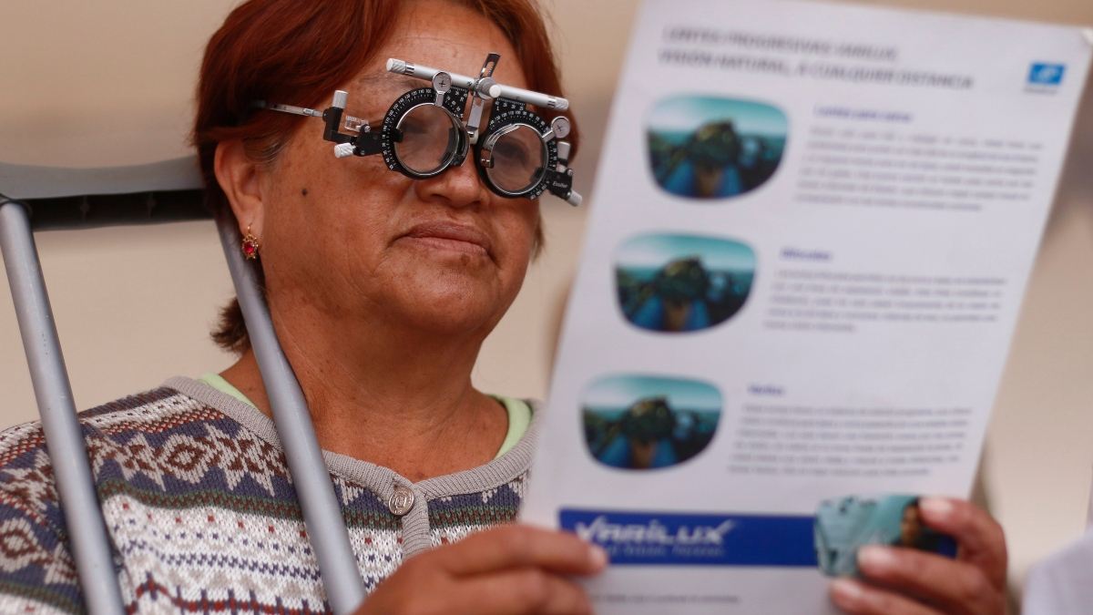 El activista de la colonia Elí Rojano gestionó la campaña ante una clínica visual que cuenta con servicio de anteojos para los que requirieron. Fotografía: Archivo Agencia Enfoque