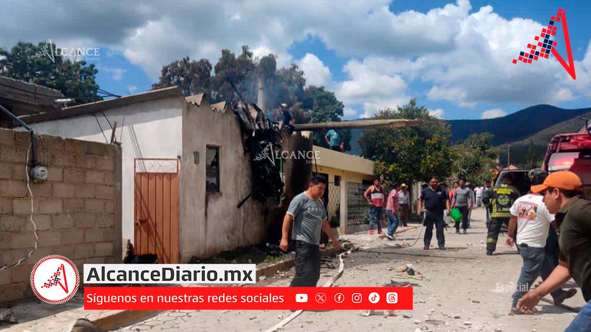 La tarde de este martes se desplomó una avioneta en Felipe Ángeles, en la comunidad de Santiago Tenango, dejando como saldo preliminar 3 personas muertas.