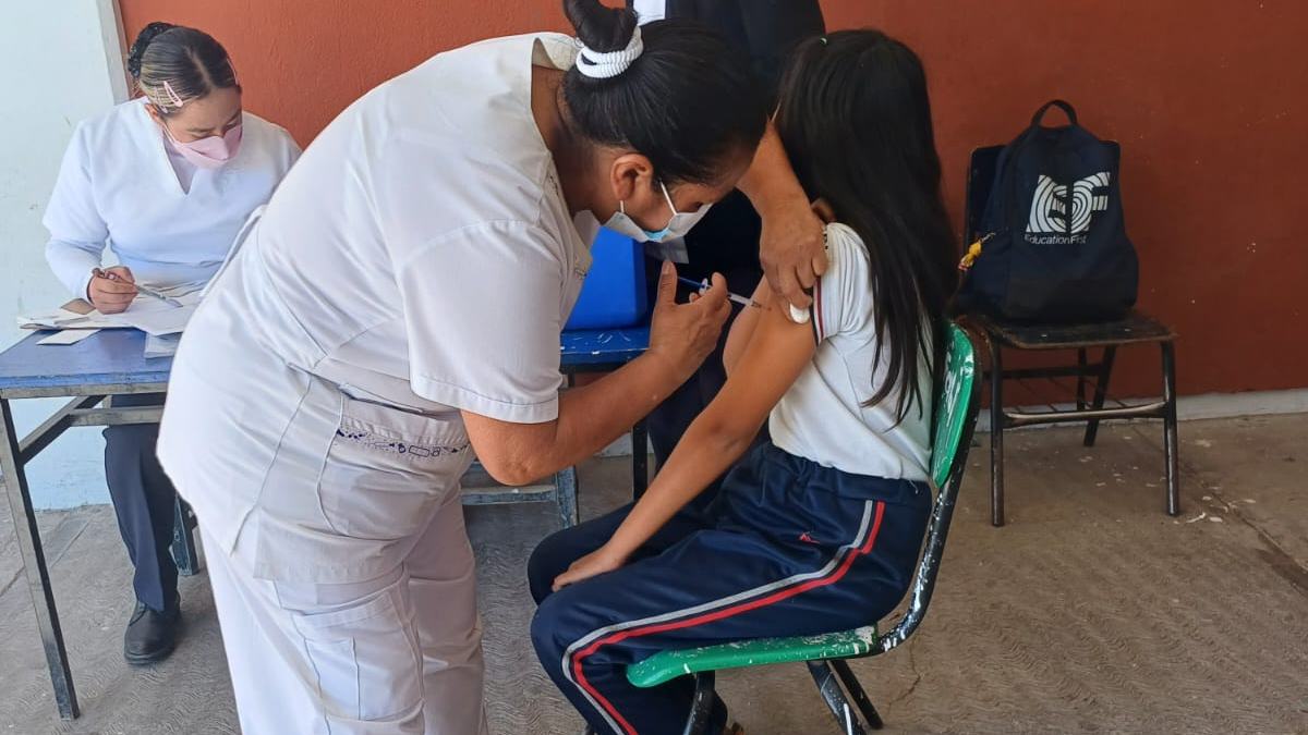 Belém Juárez Montes, maestra de la institución, mencionó que fueron más de 30 alumnas que se vacunaron (26 de septiembre). Fotografía: Especial