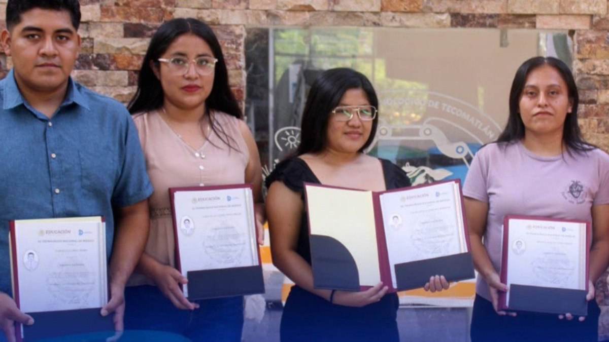 Se entregó el título profesional a 15 jóvenes que los acredita como ingenieros (25 de septiembre). Fotografía: Especial