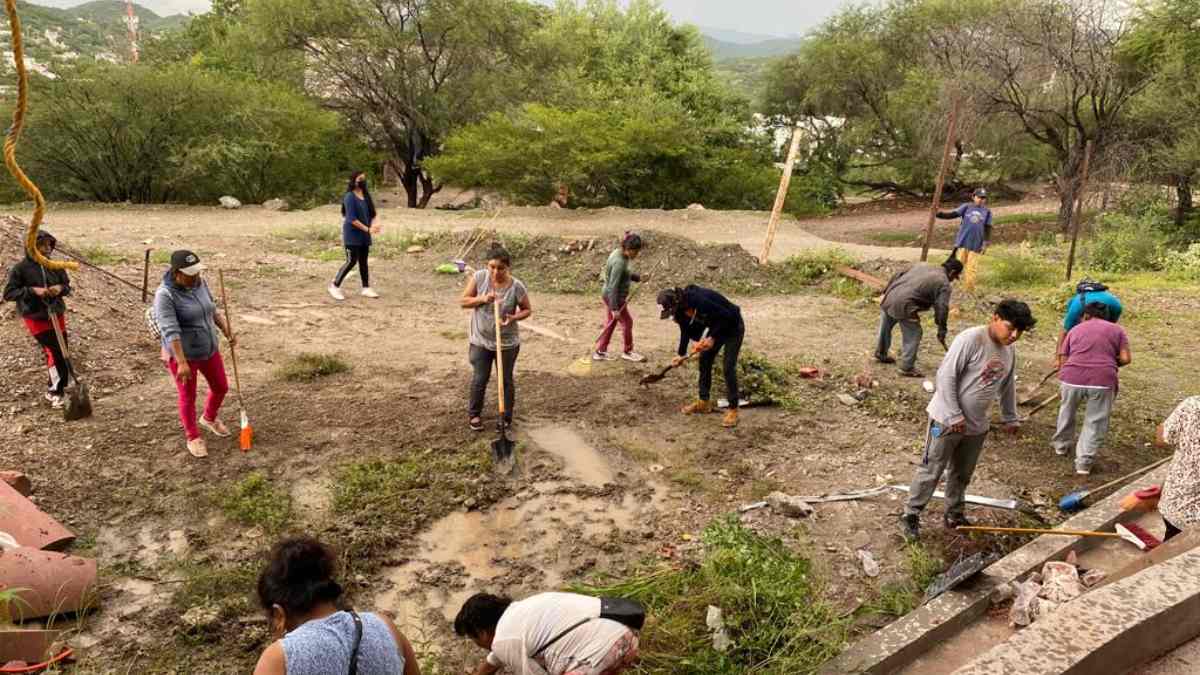 Habitantes participan en jornada de limpieza (11 de septiembre). Fotografía: Especial