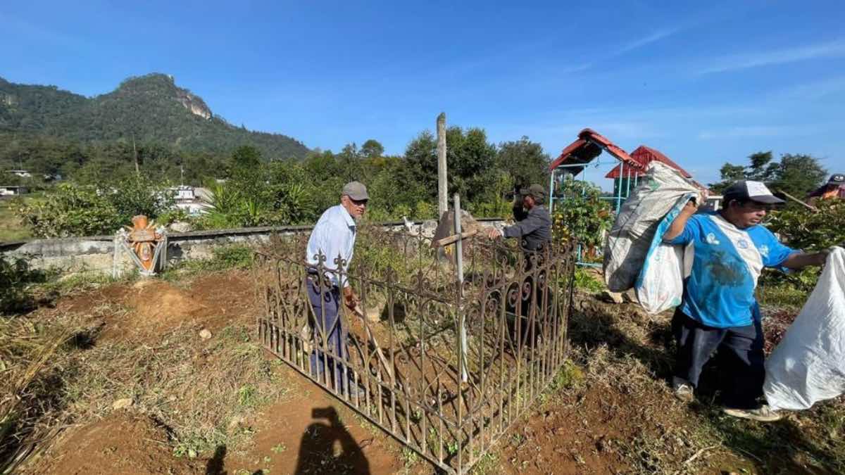 Ante llegada de Día de Muertos, limpian panteón en Mexcalcuautla, Teziutlán