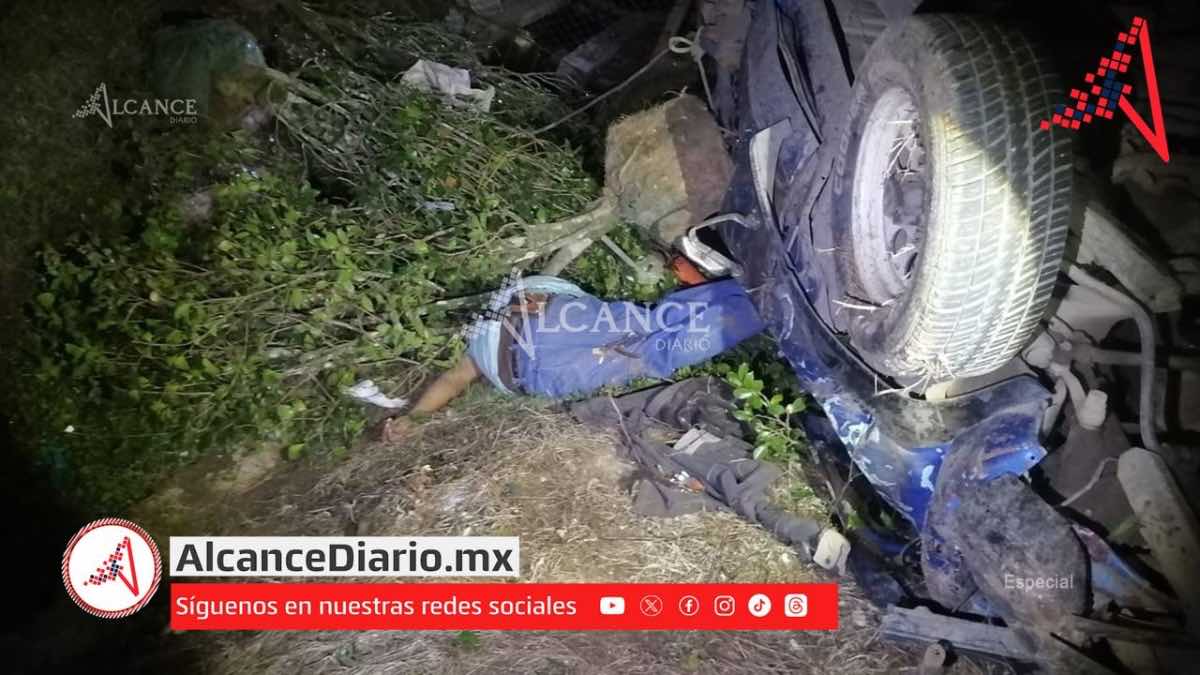Muere al volcar su camioneta en una barranca Huauchinango
