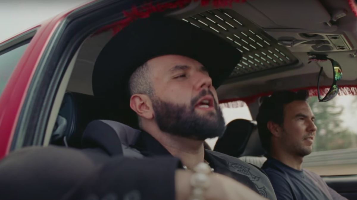Checo Pérez se convierte en taxista para Carín León