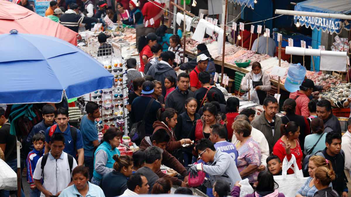 Comerciantes del Mercado 5 de Mayo golpean a familia que iba a comprar
