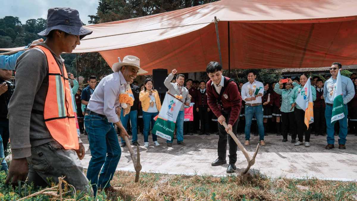 Construyen techado en el CBTa 168 de Zacapoaxtla