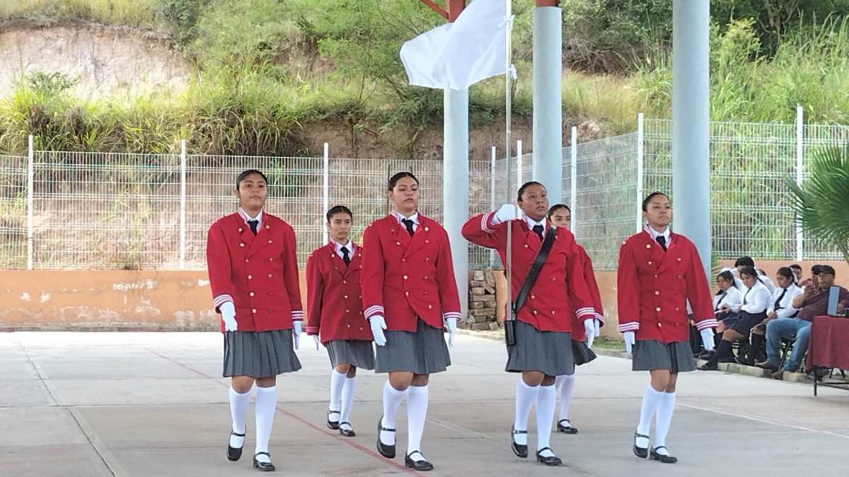 Destacan bachilleratos antorchistas en concurso de escoltas
