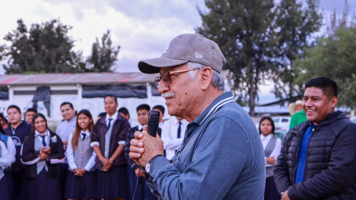 Edil de Tepexi inicia construcción de aulas en Bachillerato